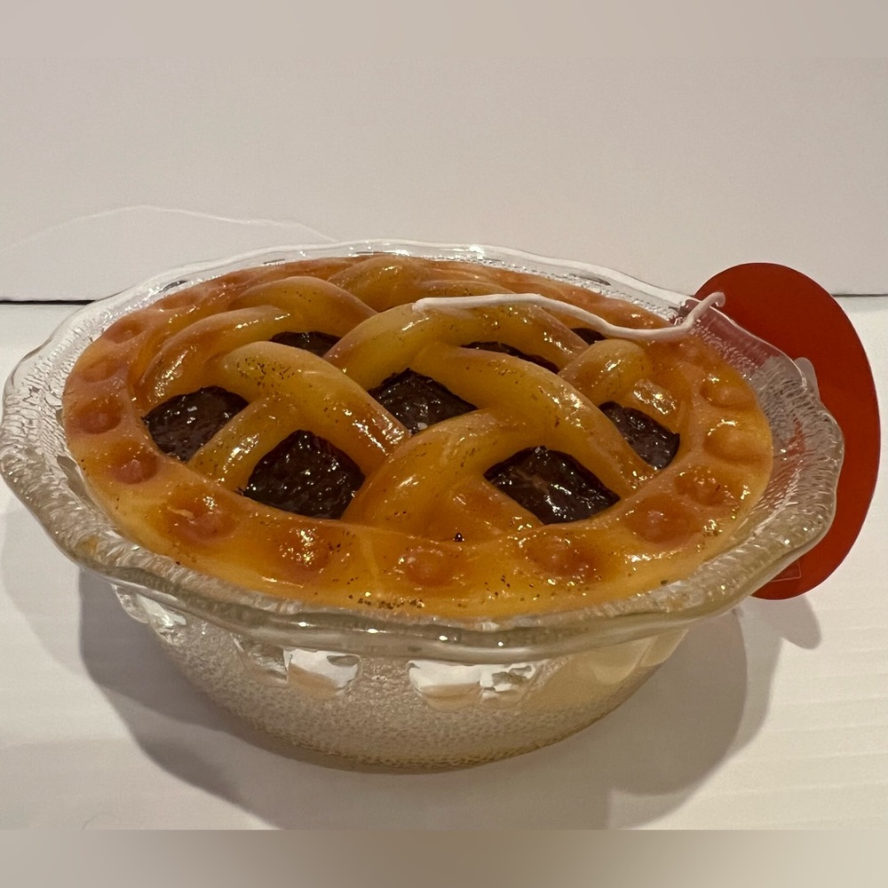 ๐ Cute Martha Stewart Heirloom Orchard Apple Pie Candle- NWT - Picture 3 of 3